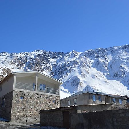 Guest House Qubi Stepantsminda Exterior photo